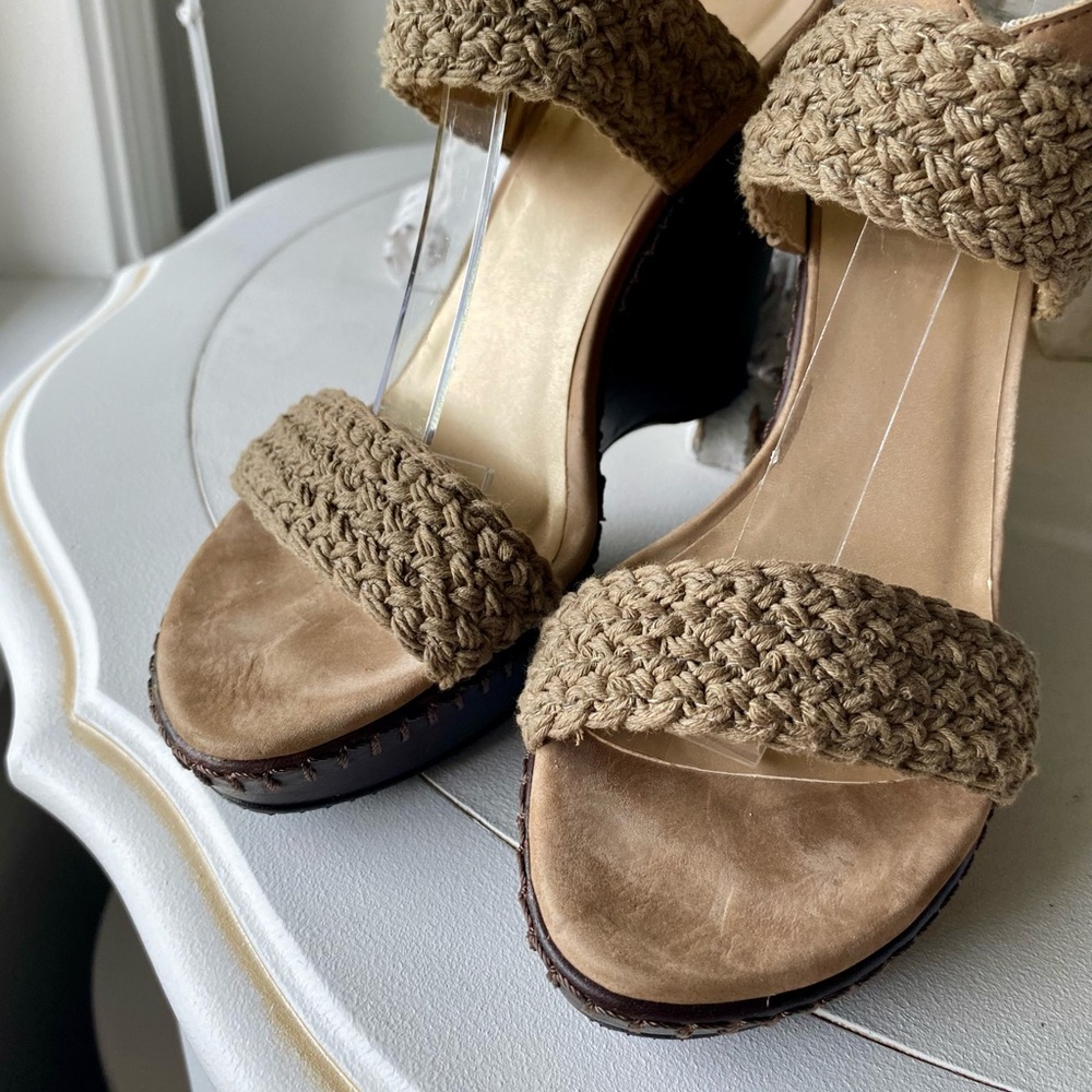 Stuart Weitzman Boho Crochet Weaved Khaki Wedge Sandals Womens 6M Tan Brown Rare - Picture 2 of 7